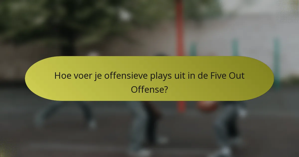 Hoe voer je offensieve plays uit in de Five Out Offense?